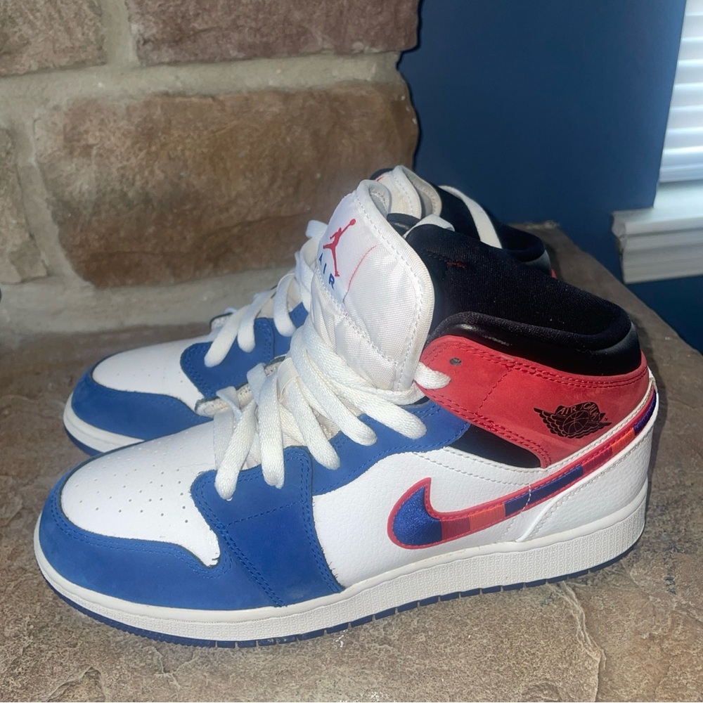 Air Jordan 1 Mid SE GS Multi-Color Swoosh Size 7Y (8.5 W)